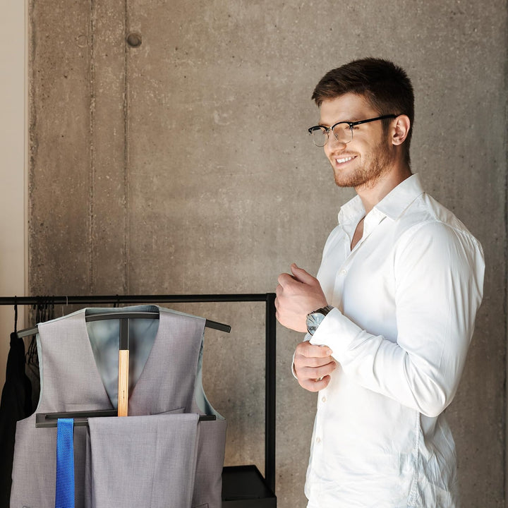 Relaxdays Herrendiener, Jackett & Hose, HxBxT: 107x48x20 cm, Metall & Holzoptik, Stiller Diener Schl