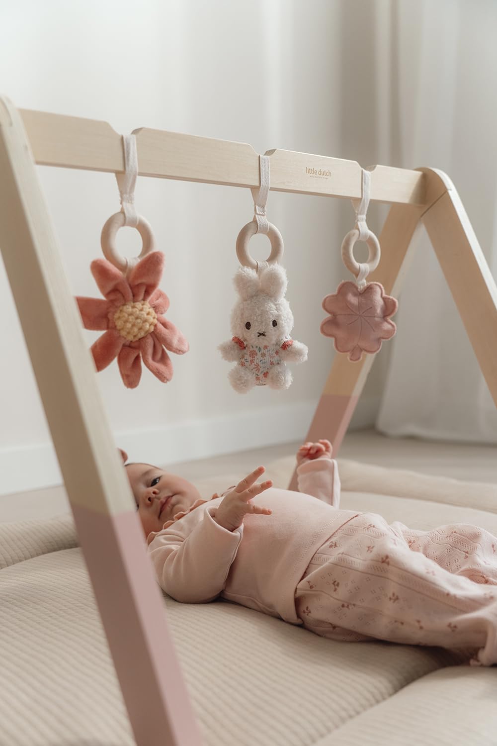 nijntje miffy x Little Dutch Baby Gym Spieltrapez Spielbogen Holz inkl. Anhänger Hase Miffy rosa - L