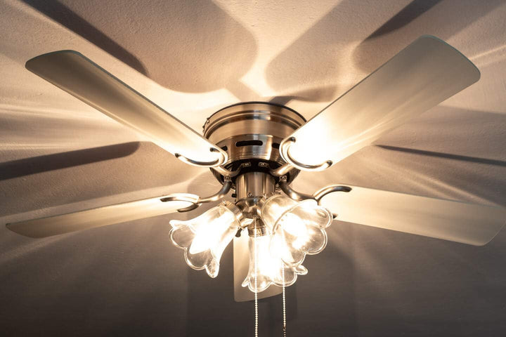 Pepeo - Kisa Deckenventilator mit Beleuchtung | Ventilator mit Zugschalter in Silber mit Wendeflügel