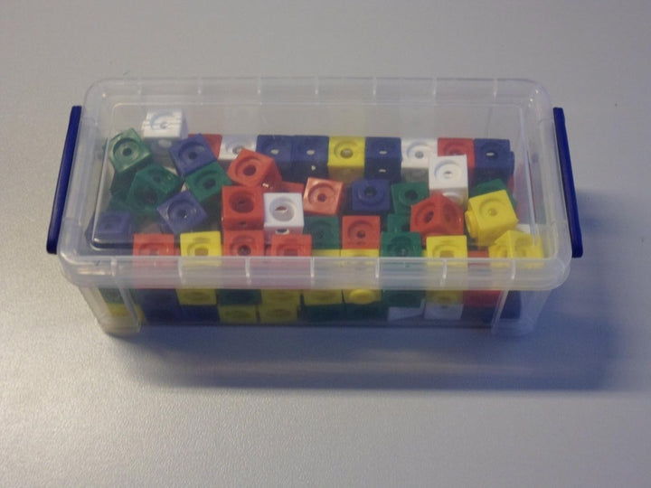 100 Steckwürfel 5-farbig (rot, gelb, grün, blau, weiss) in der praktischen Box, 1,7cm, allseitig ste