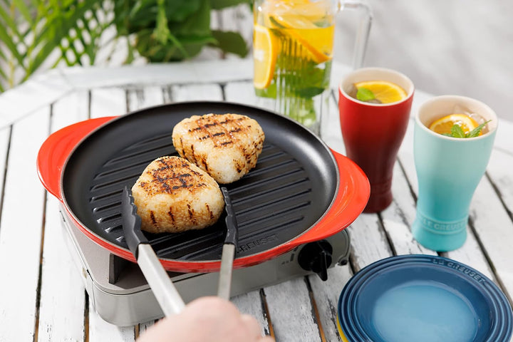 Le Creuset Runde Grillplatte aus Gusseisen mit Hilfsgriff, 25 cm, Schwarz matt, Schwarz Matt