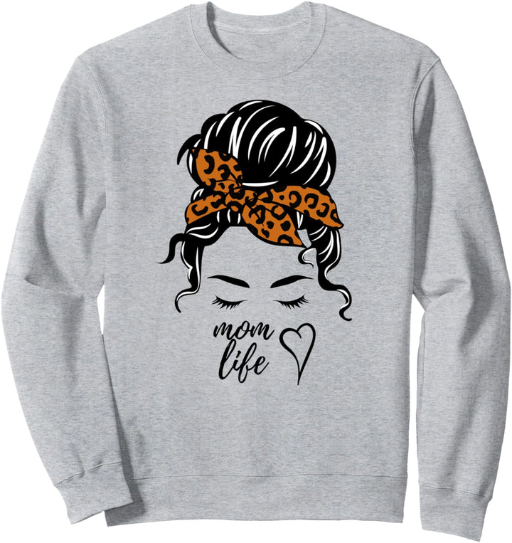 Nobles Mutterleben mit unordentlichem Brötchen mit süssem Leoparden-Bandana Sweatshirt