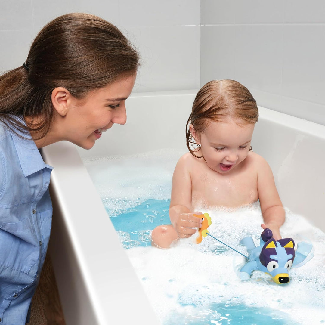 Tomy Toomies Swimming Bluey - Kleinkind Badespielzeug mit Zugschnur Seepferdchen, schwimmt auf Vorde