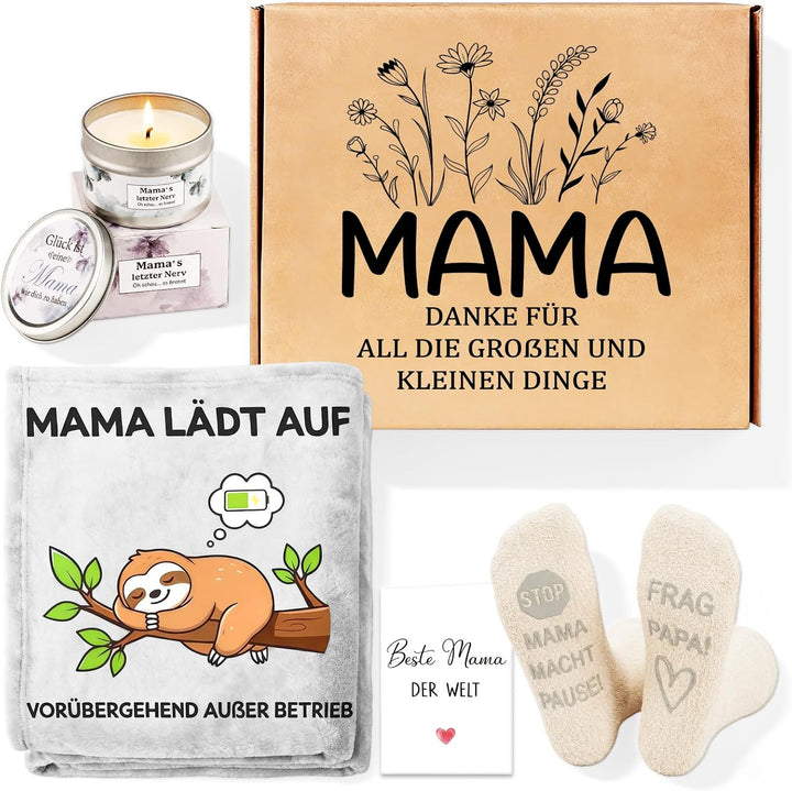 Muttertagsgeschenk Set für Mama – Kuscheldecke mit Spruch „Mama lädt auf“, Duftkerze, Socken, Grussk