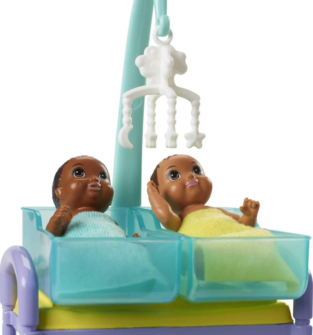 Barbie GKH24 - Kinderärztin Puppe (brünett) und Spielset mit Zubehörteilen, Spielzeug ab 3 Jahren Mu