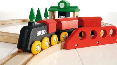 BRIO 33028 - Bahn Acht Set Classic Line - Zwei Schienenkreise mit Frachtzug, Holzbahnhof und Holzbrü