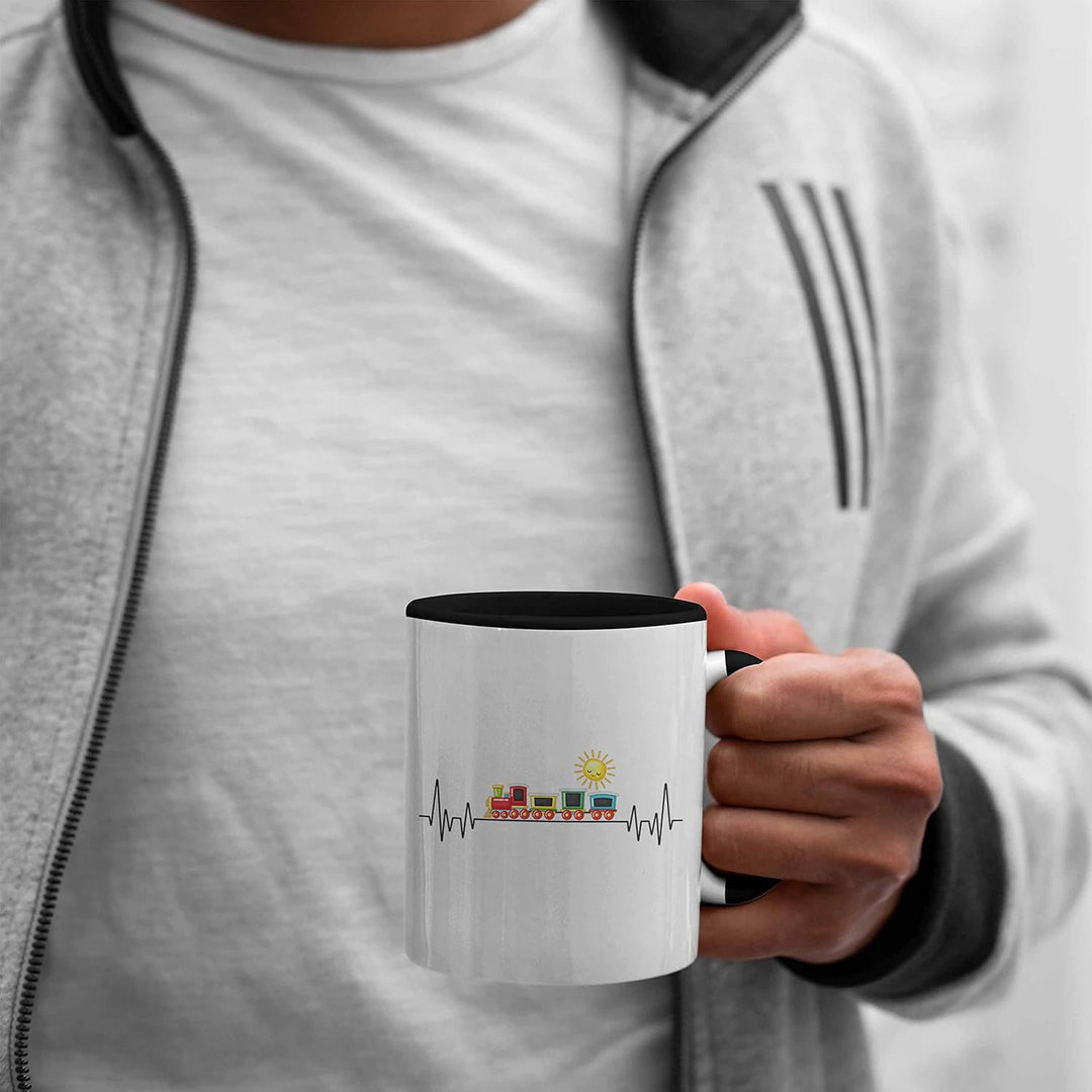 Trendation - Zug Züge Herzschlag Tasse Geschenk für Eisenbahner Zugführer Hobby Geschenkidee (Schwar