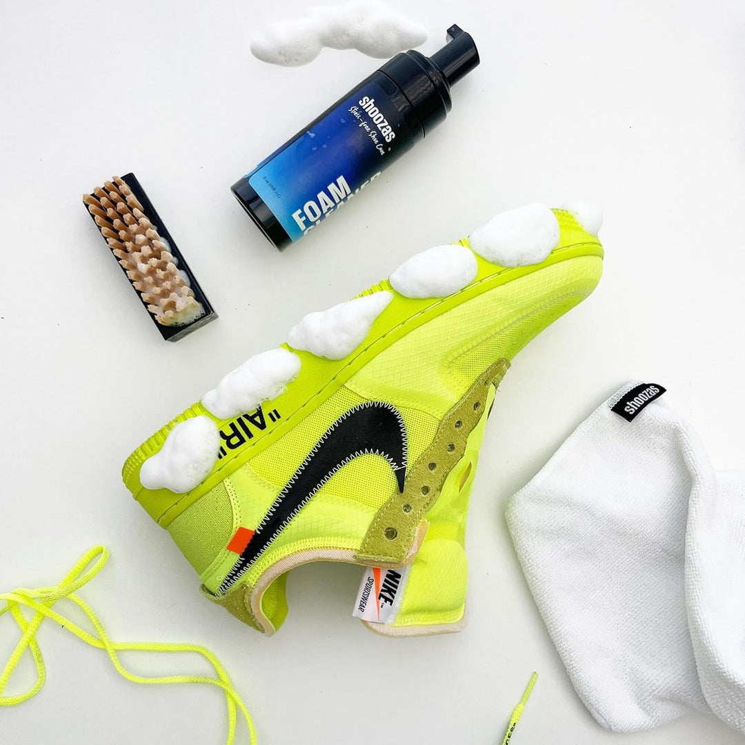 SHOOZAS - Kit zur Schuhreinigung - Schaumreiniger, Wasserdichte Matte, Bürste und Mikrofasertuch - I