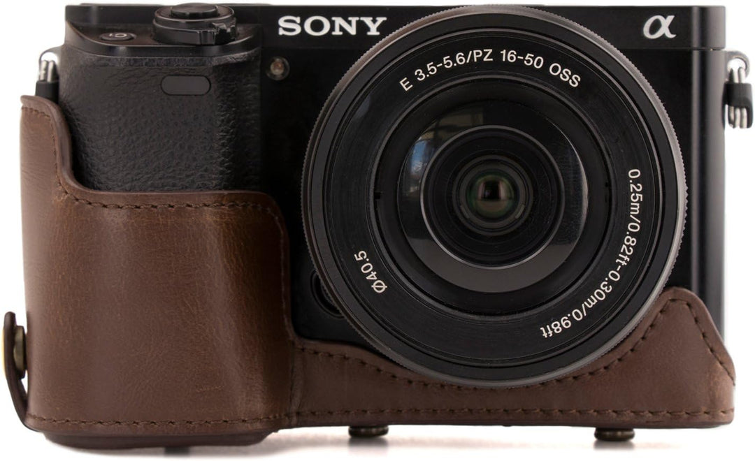 MegaGear Sony Alpha A6300, A6000 (16-50 mm) Ever Ready Leder Kamera-Case mit Trageriemen und Batteri