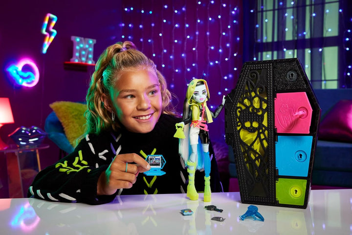 MONSTER HIGH Skulltimate Secrets Frankie-Stein-Puppe - Neon Frights Modeüberraschungen, leuchtende A