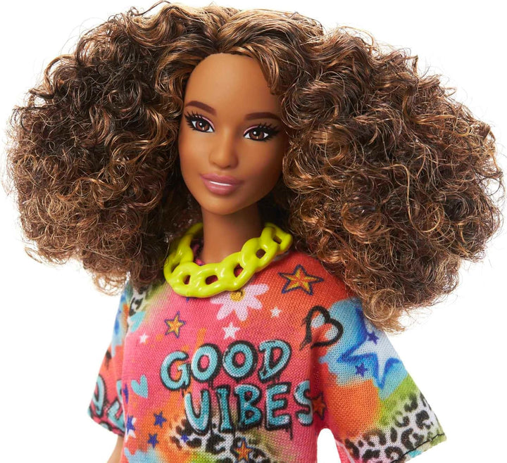 Barbie HPF77 Puppe, Spielzeug für Kinder, lockige, braune Haare, Fashionistas, athletischer Körperba