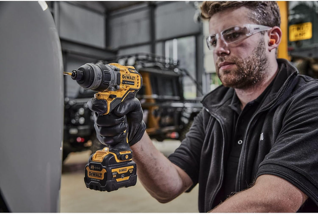 Dewalt 12 Volt 2-Gang Akku-Bohrschrauber DCD703L2T (3Ah, bürstenloser Motor, mit 4 wechselbaren Werk