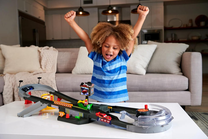 DISNEY Pixar Cars Piston Cup Action - Interaktives Rennstrecken Spielset, Beschleuniger, Boxengassen