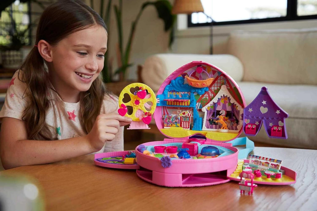 Polly Pocket GKL60 Klein – ganz gross“ Freizeitpark Rucksack mit verstellbaren Trägern, 2 kleinen Pu