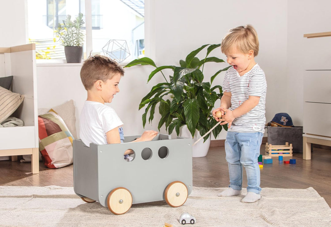 PINOLINO Spielzeugkiste Jim, aus Holz und Kunstleder, mit Zugschnur, gummierten Holzrädern und abneh