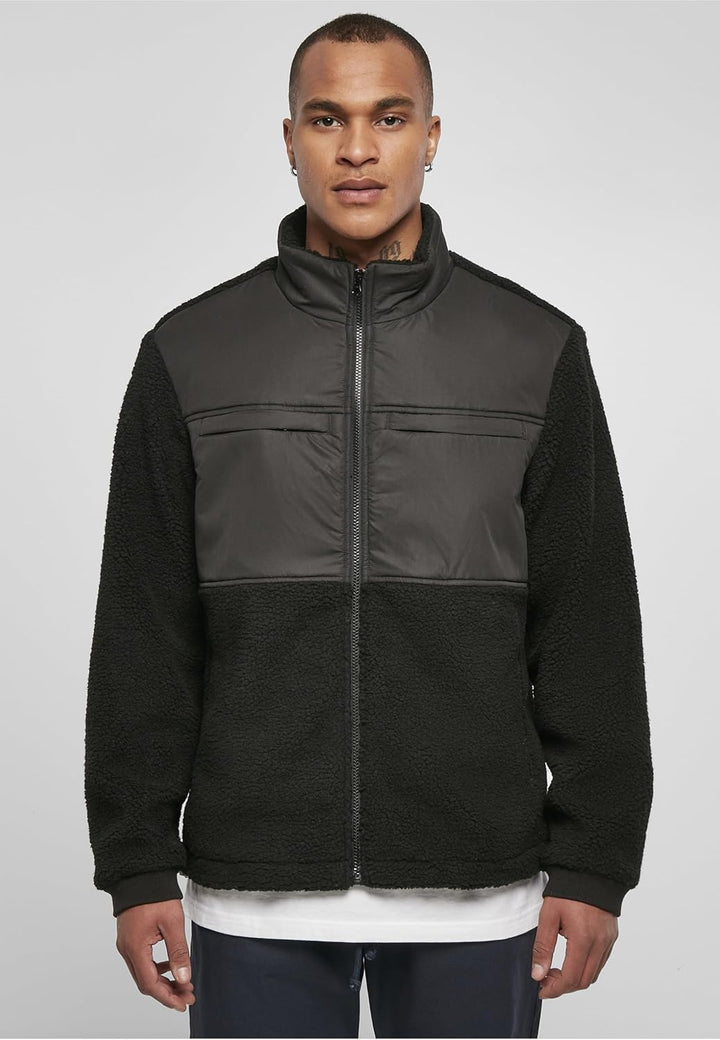 Urban Classics Patched Sherpa Jacket, legere Männer Jacke in Loose Fit Passform mit angenehmen Charm