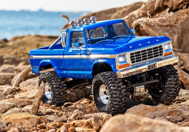 TRAXXAS TRX-4M Ford F150 blau 4x4 Lifted 1/18 Crawler RTR Brushed, mit Akku und USB Ladegerät