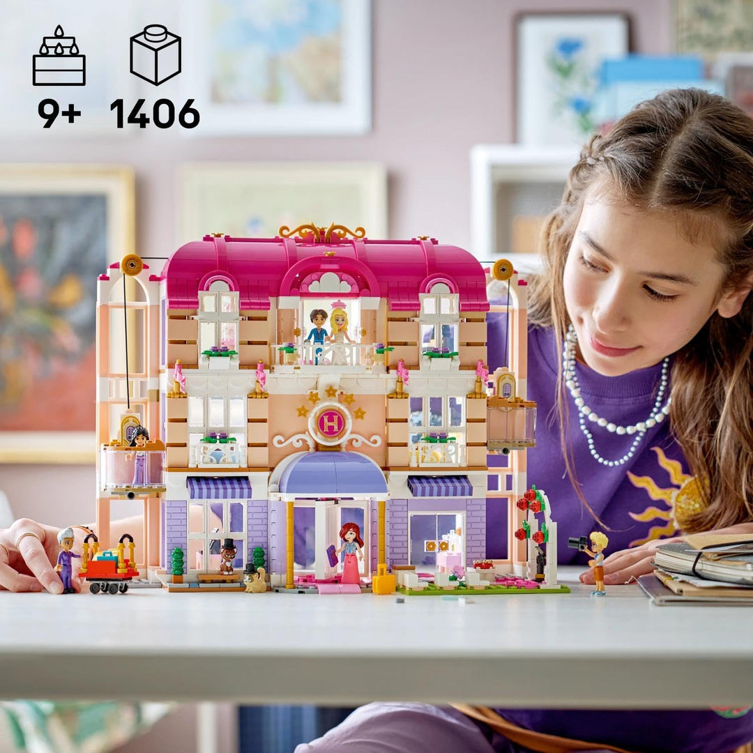 LEGO Friends Das Grandhotel von Heartlake City - Miniatur Modell mit 6 Minifiguren, 2 Tierfiguren &amp;