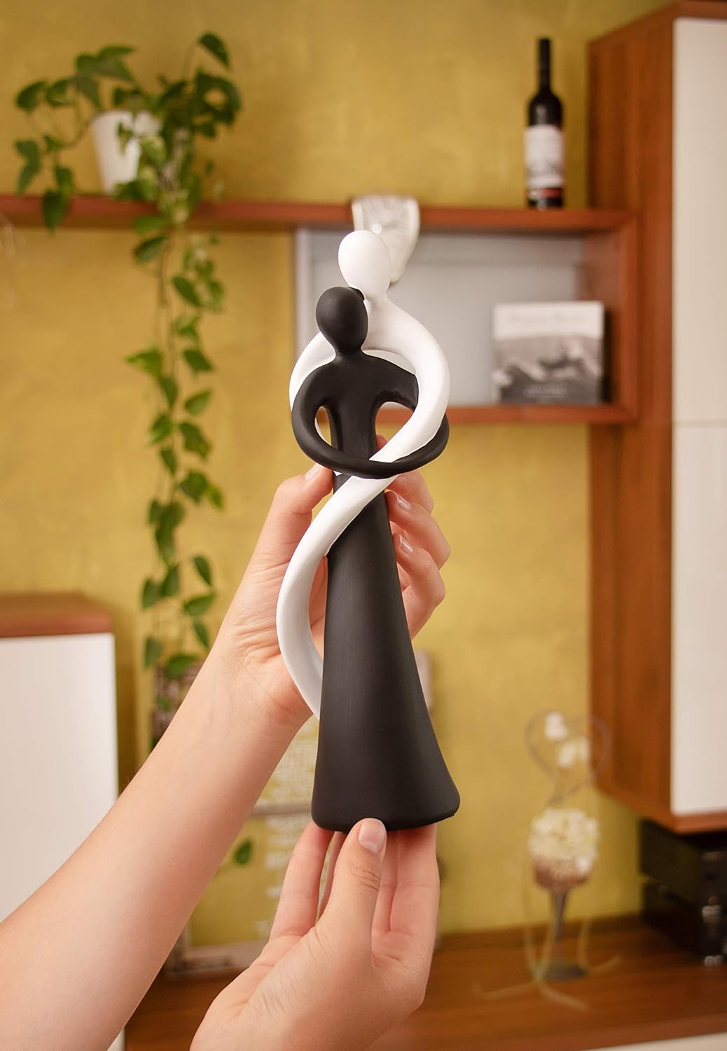 FeinKnick harmonisches Paar in Schwarz &amp; Weiss - handbemalte Skulptur aus Marmorit 27cm hoch - stilv