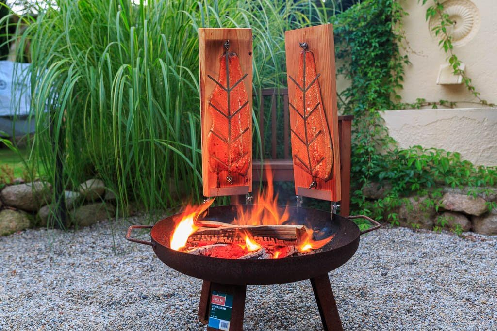 Flammlachsbrett Lärche 2er Set, inkl. Servierbrett &amp; Edelstahl | Premium Flammlachsbrett-Set aus deu