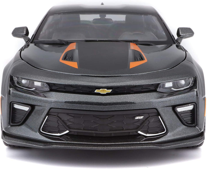 Maisto Chevrolet Camaro zum 50. Jubiläum, Modellauto mit Federung, Massstab 1:18, Türen und Motorhau