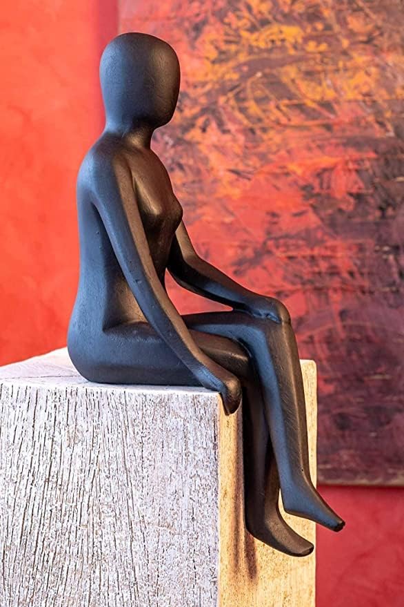 IDYL Moderne Skulptur Figur Sandsteinguss Sitting Women | wetterfest | Farbe schwarz | 13x15x50 cm |