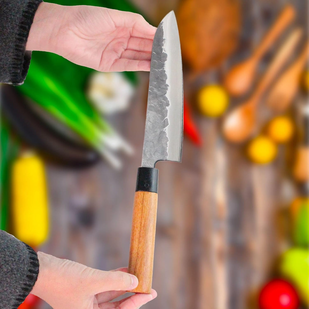 Chef Küchenmesser 18 cm - Japanisches Messer mit gehämmerter Stahlklinge 2.5 mm HCR Härte 58 - Profi