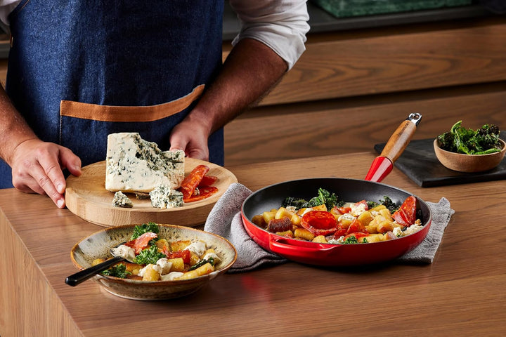 Le Creuset Signature gusseiserne Bratpfanne mit Holzgriff 26 cm Kirschrot, 20258260600422 Kirschrot