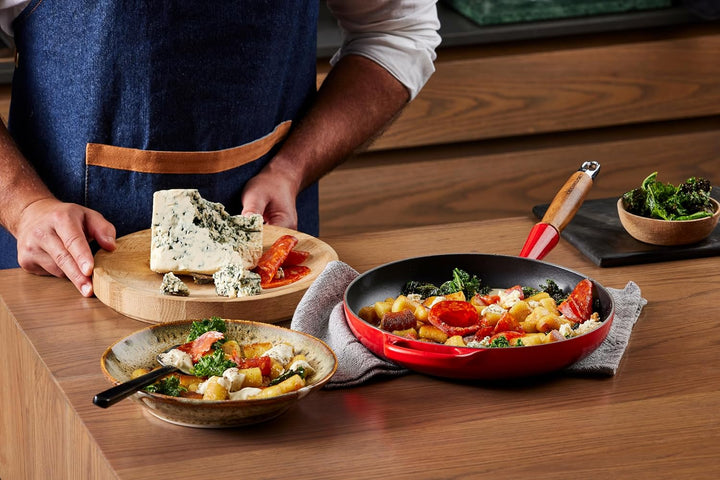 Le Creuset Signature gusseiserne Bratpfanne mit Holzgriff 24cm Kirschrot, 20258240600422 Kirschrot 2