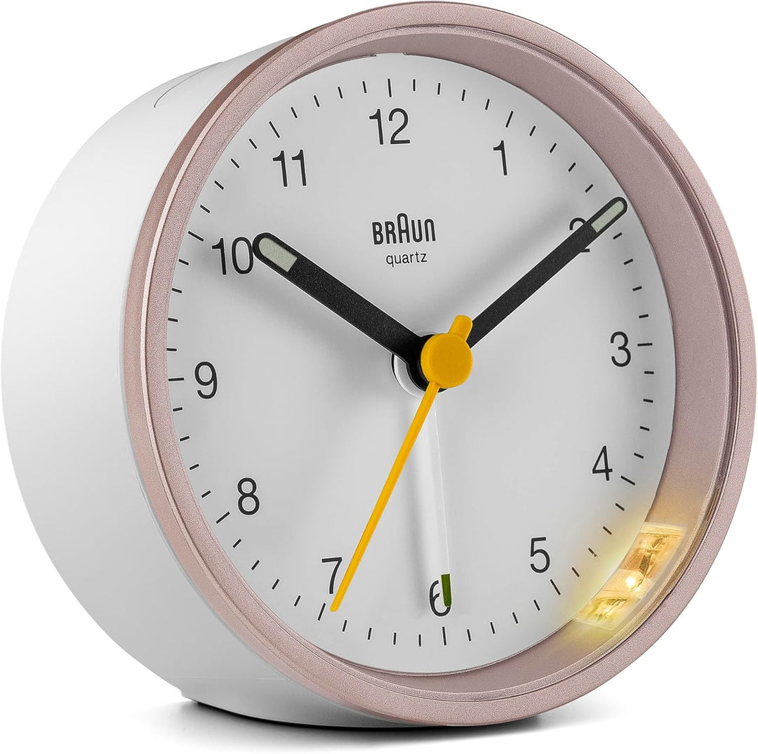 Braun Klassischer analoger Wecker Schlummerfunktion und Licht, ruhiges Quarzuhrwerk, Crescendo-Alarm