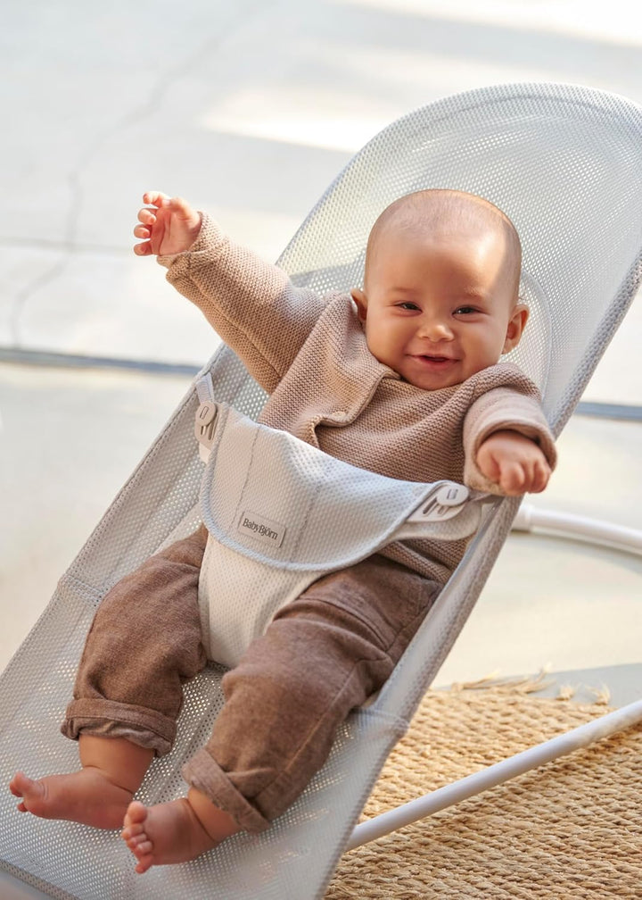 BabyBjörn Babywippe Balance Soft, Hellgrauer Rahmen, Netzstoff, Silber/Weiss