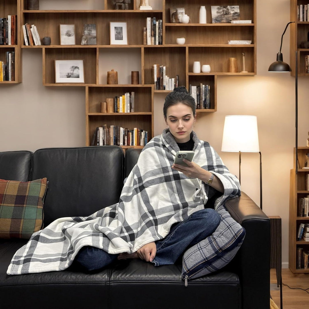 Tragbare Decke Kompaktes Kissen 2-in-1-Schossdecke Damen Poncho Fleece mit Knopf Karierte Tagesdecke