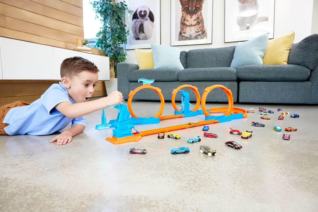 Hot Wheels Spielzeugauto-Trackset, Dreifach-Looping-Pack und Fahrzeug im Massstab 1:64, Track-Bautei