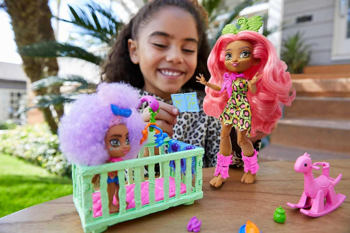 Mattel Cave Club GNL92 - Cave Club Wilder Babysittingspass Spielset mit 2 Puppen und Zubehör, für Ki