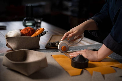 Fiskars Duoloop Titan-Rollschneider, Rollmesser mit Schlaufengriff, Rechts- und Linkshändig, Klingen