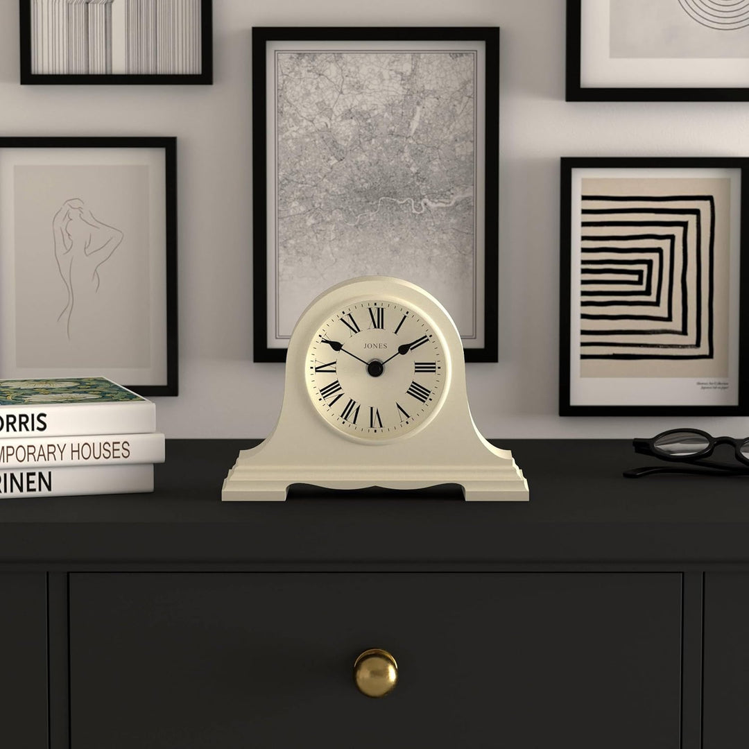 JONES CLOCKS® Speakeasy Tischuhr | Klassisches Napoleon|Hut|Design | Blasscreme | Römische Ziffern |