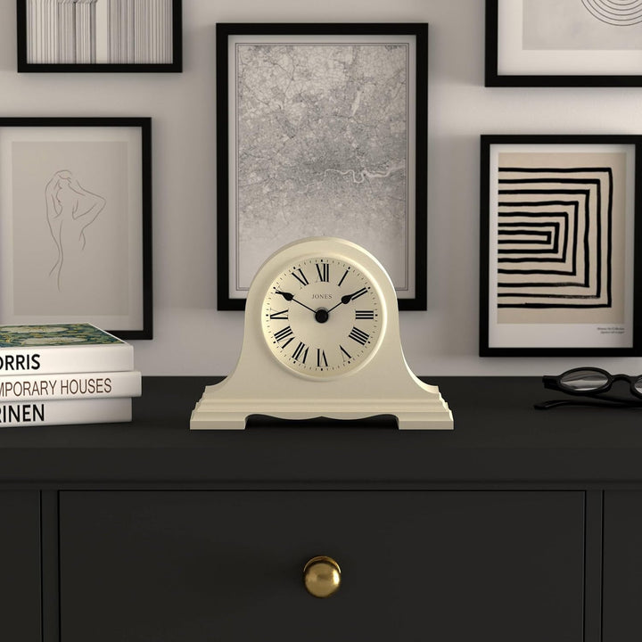 JONES CLOCKS® Speakeasy Tischuhr | Klassisches Napoleon|Hut|Design | Blasscreme | Römische Ziffern |