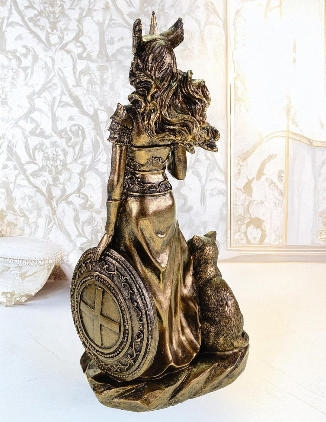 Kremers Schatzkiste germanische Göttin Freya in Rüstung mit Speer und Schild und Wildkatze Figur Odi