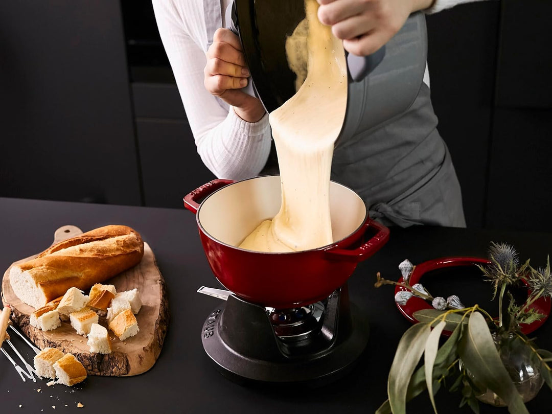 STAUB Fondue Set mit 6 Gabeln, Geeignet für Käse- Schoko- und Fleisch-Fondue, Gusseisen, 20 cm, Kirs