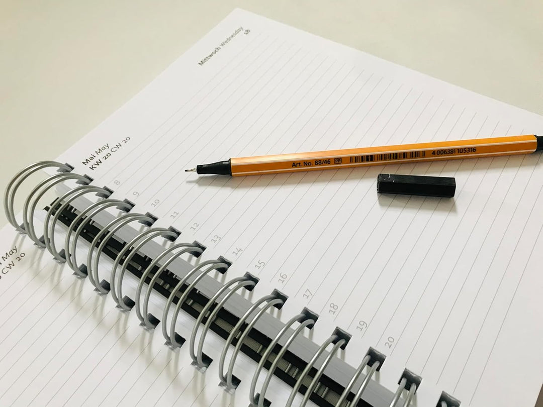 Der KLEINE DICKE - DIN A5 Kalender 2025 - Brombeere - 400 Seiten - jeder Tag 1 volle Seite Platz