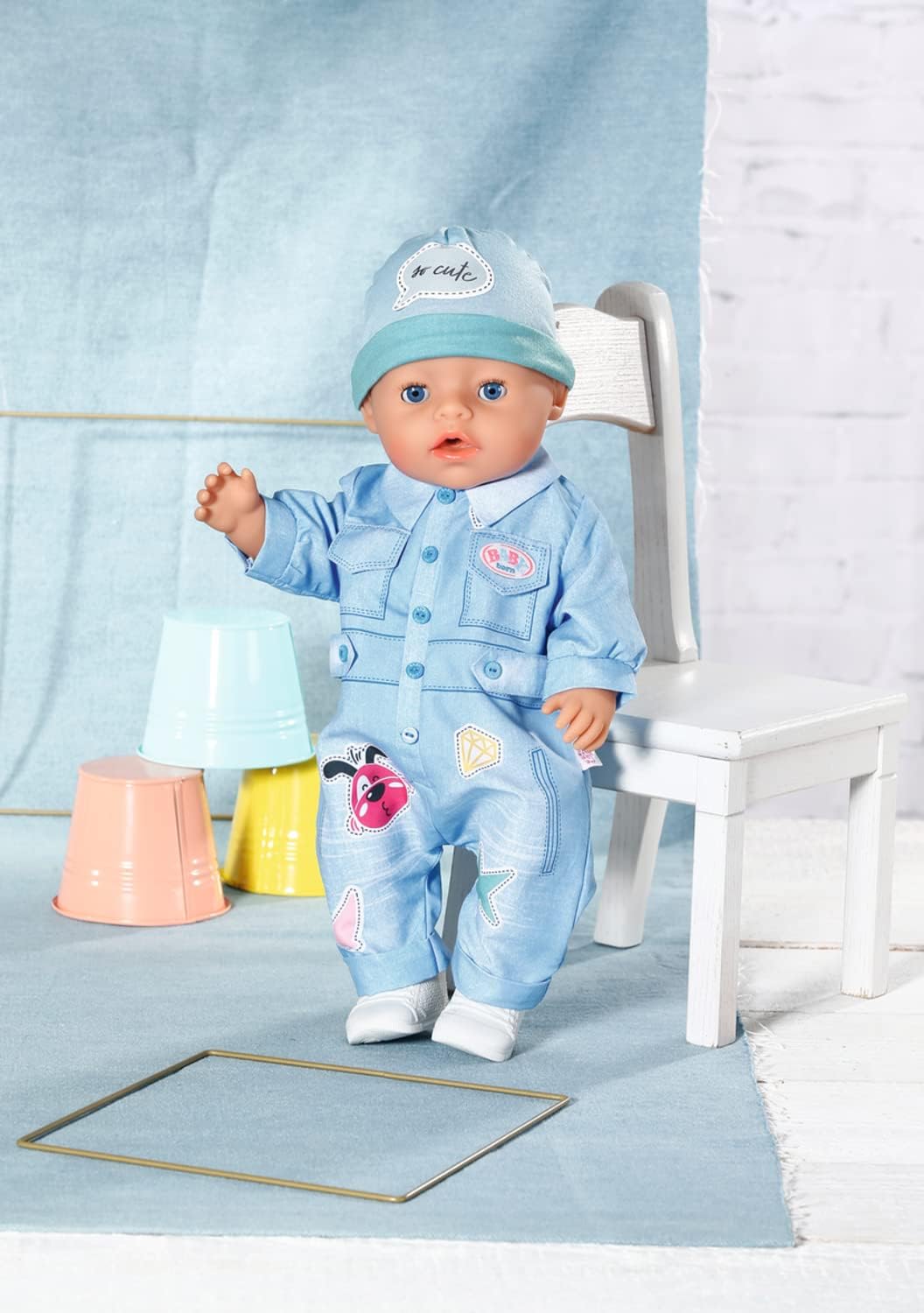 BABY born 832592 Deluxe Jeans Overall 43cm - Puppenkleidung Set bestehend aus Puppen - Onesie, Mütze