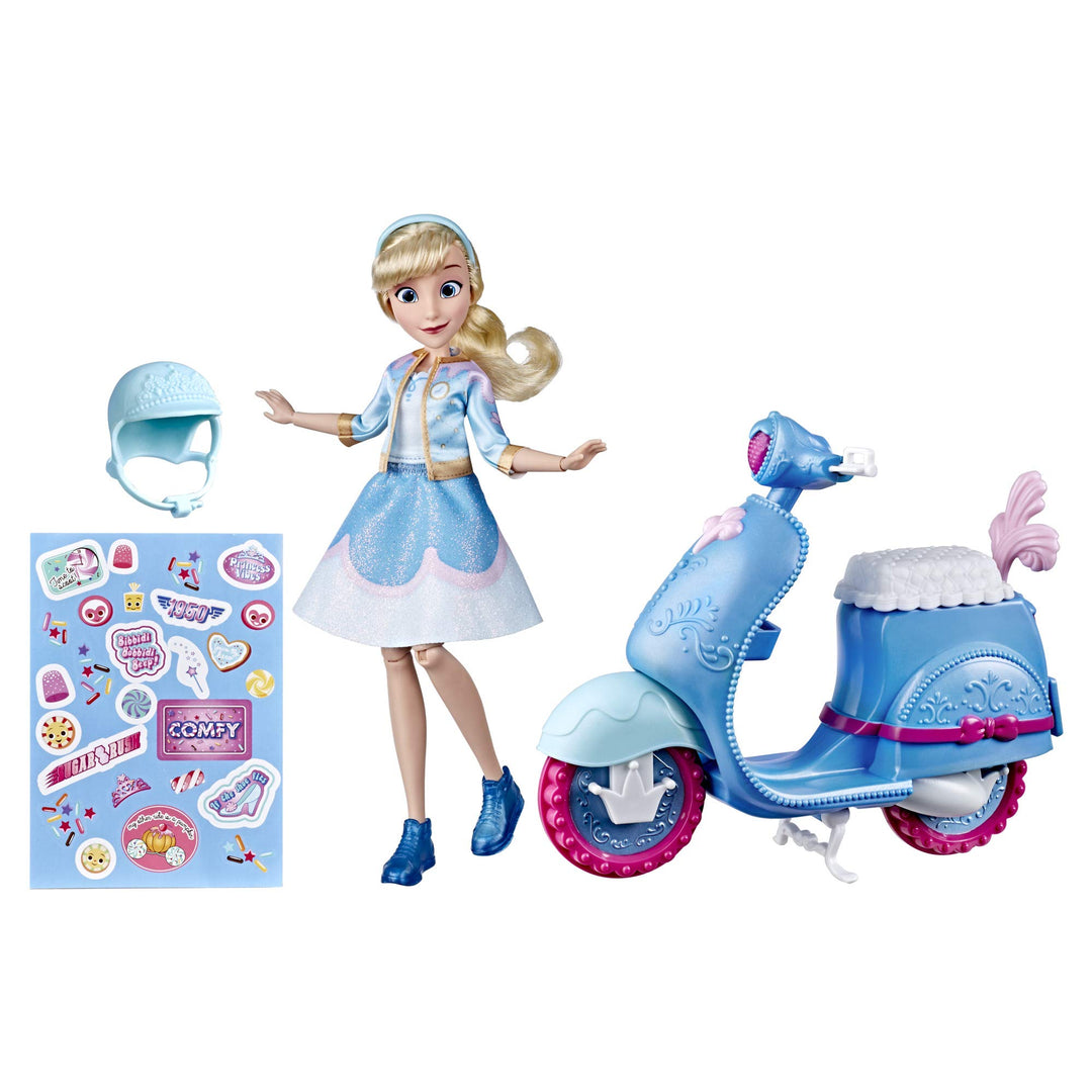 Disney Princess Comfy Squad Cinderella Sweet Scooter, Fashion Doll mit Scooter, Helm und Aufklebern,