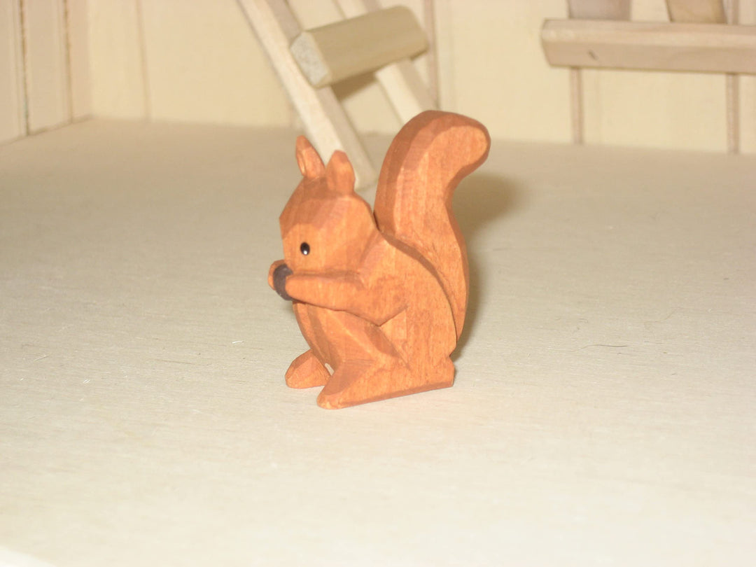Eichhörnchen sitzend von Lotte Sievers-Hahn Krippenfigur