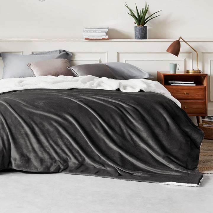 BEDSURE Decke Sofa Kuscheldecke Anthrazit - warm Sherpa Sofaüberwurf Decke, Dicke Sofadecke Couchdec