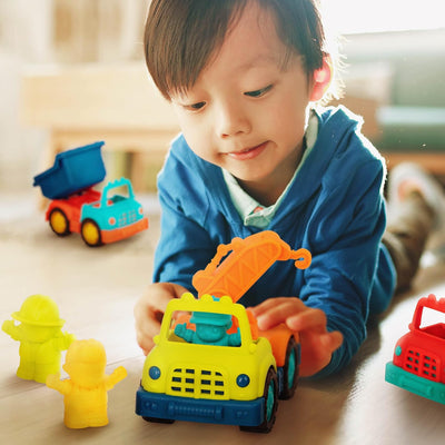 B. Toys BX2025Z B.Toys Happy Cruisers-Baufahrzeuge 3er Set mit Kipplaster, Betonmischer, Kranwagen,