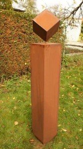 Gartendeko Rost Säule, 125 cm, mit Rost Würfel. Robuste, dekorative Garten Säule aus Metall für drau