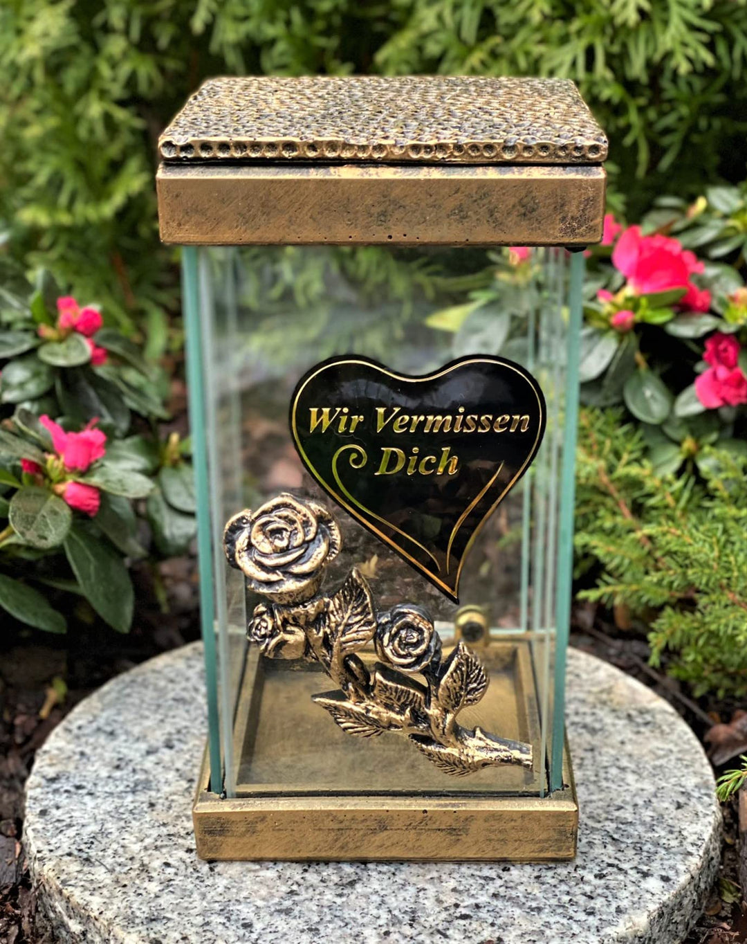 Garten Paradies Handmade Grablampe mit Tür - Neue Model Beschriftung 'Wir vermissen Dich' Grablicht