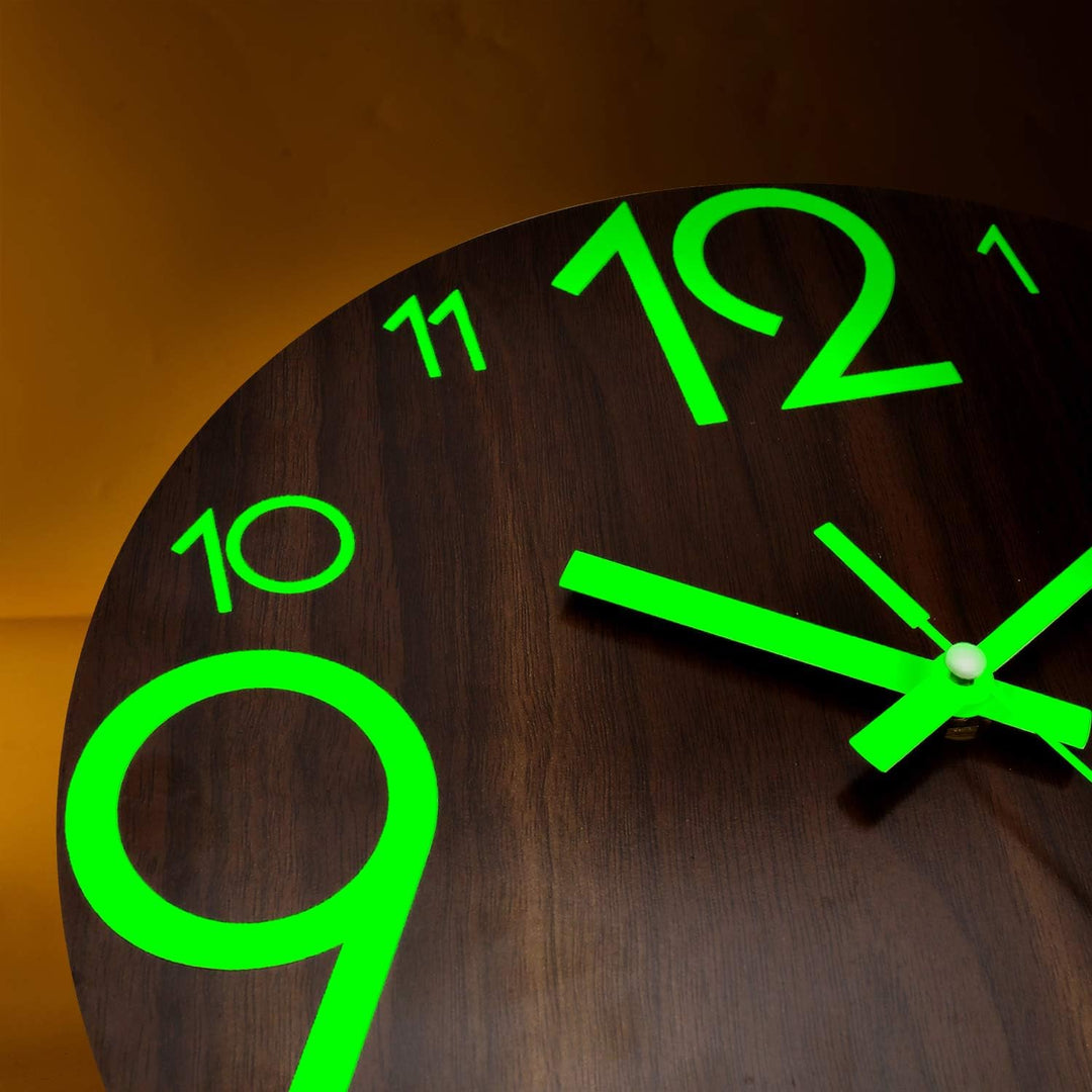 Plumeet Leuchtende Wanduhr - 30 cm Leise Holzuhr Fluoreszierend - Grosse Dekorative Wanduhr für Küch