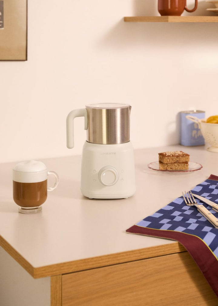 CREATE/MILK FROTHER RETRO/Milchaufschäumer und -erhitzer mit abnehmbarem Krug Cremeweiss/Magnetische