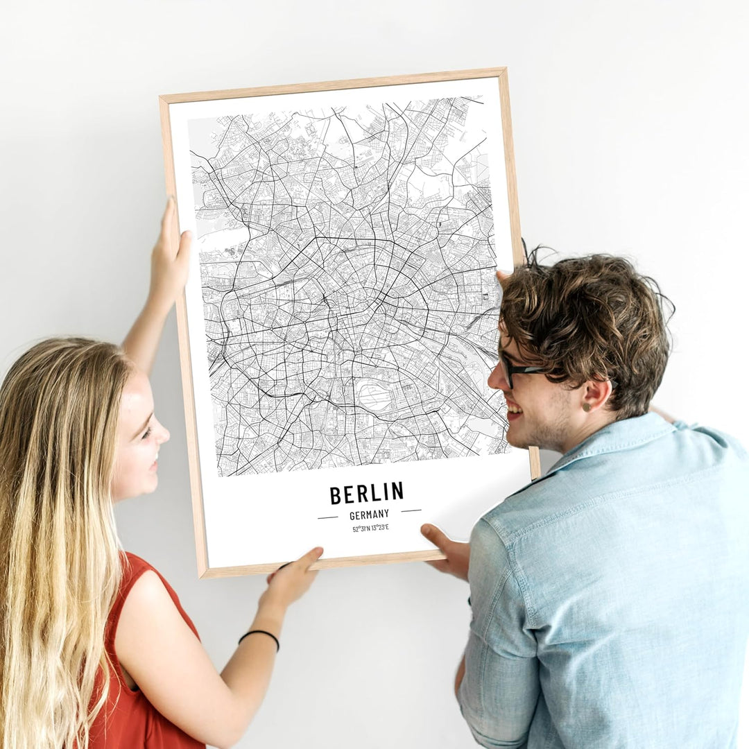 JUNOMI® Berlin Poster XL mit Rahmen Eiche, DIN A2 Wohnzimmer Deko, Modernes Wandbild, Berlin Bild, W